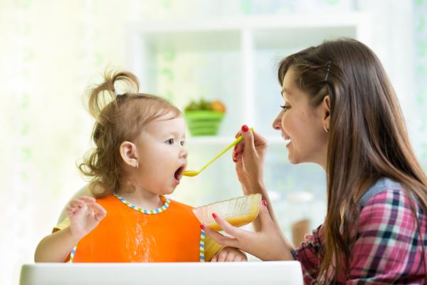 一起来看看父母在喂养婴儿时常犯的一些饮食错误