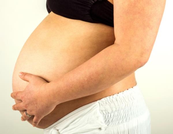研究表明，COVID-19的严重程度在妊娠期没有差异