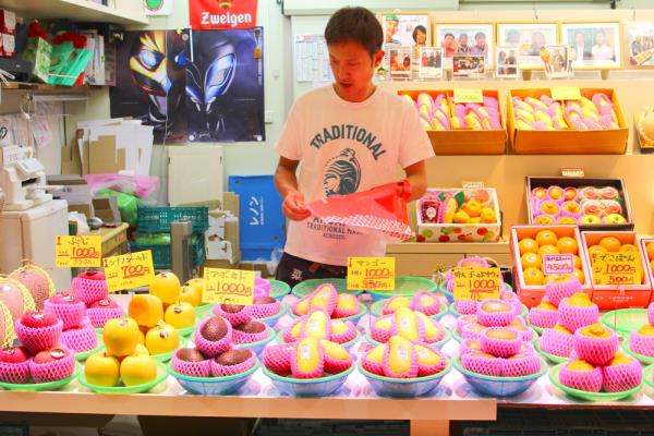 日本人对奢侈水果的痴迷:你愿意花125美元买一个甜瓜吗?