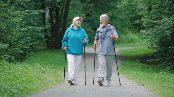 步伐稳定:坚持步行可以改善老年人的大脑功能