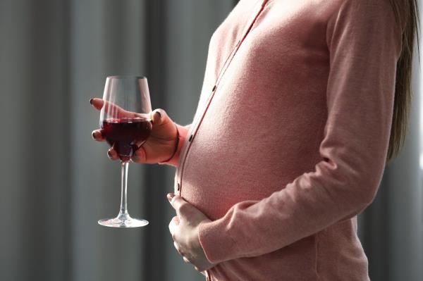 妊娠前和妊娠期间酒精暴露与胎儿纵向生长降低有关吗?