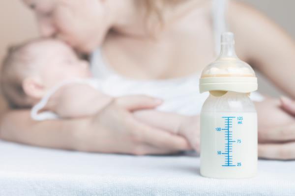 母亲接种SARS-CoV-2加强疫苗对血液和母乳中的抗体有什么影响?