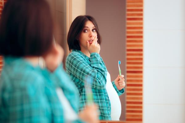 怀孕和口腔健康:揭示准妈妈的风险和意识