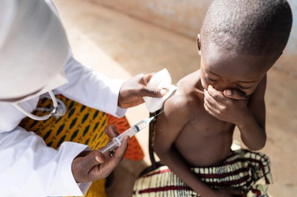 50年的救命疫苗接种:世卫组织扩大免疫方案挽救了1.54亿人的生命
