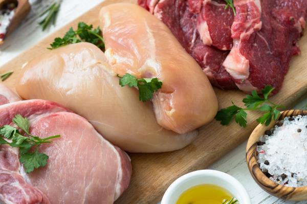 研究发现，红肉和加工肉类的摄入与糖尿病女性严重肾脏损伤之间存在密切联系